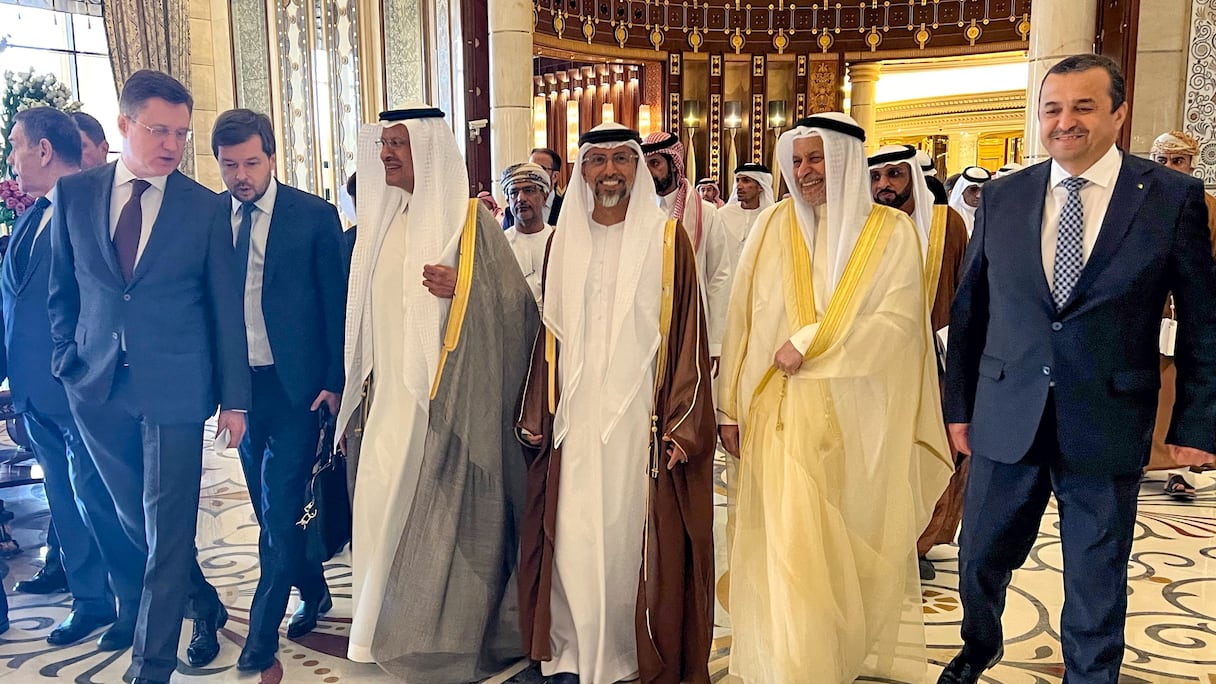 Le ministre russe de l'Énergie, Alexander Novak (à gauche), et ses homologues d'Arabie saoudite, le prince Abdulaziz bin Salman (de gauche à droite) et des Émirats arabes unis, Suhail Al-Mazroui (de droite à droite), quittent la salle avec d'autres délégués après la fin de la réunion de l'OPEP à Riyad, le 2 juin 2024.