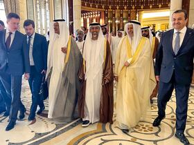 Le ministre russe de l'Énergie, Alexander Novak (à gauche), et ses homologues d'Arabie saoudite, le prince Abdulaziz bin Salman (de gauche à droite) et des Émirats arabes unis, Suhail Al-Mazroui (de droite à droite), quittent la salle avec d'autres délégués après la fin de la réunion de l'OPEP à Riyad, le 2 juin 2024.