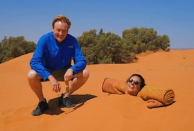 Conan O'Brien dans les dunes de Merzouga.