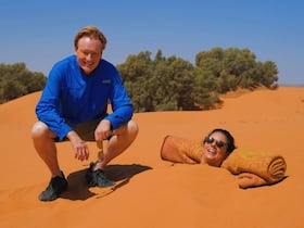 Conan O'Brien dans les dunes de Merzouga.