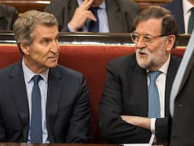 De gauche à droite: le leader du Parti Populaire espagnol Alberto Núñez Feijóo et Mariano Rajoy, ancien chef du gouvernement issu de la même formation politique.