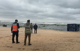 Un des conteneurs tombés du navire Ionikos s’échoue sur le littoral de Casablanca, à Tamaris. (K.Essalak/Le360)