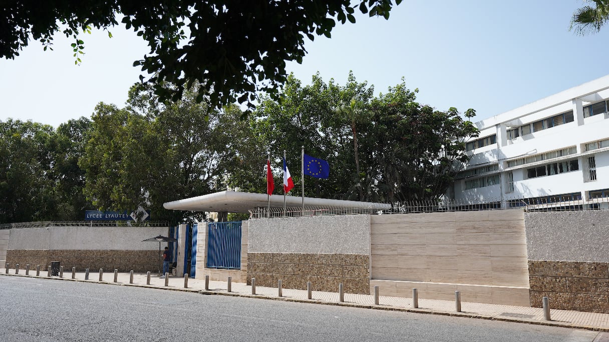 Entrée principale du lycée Lyautey, Casablanca. Cet établissement scolaire relève de l'Agence pour l'enseignement français à l'étranger (AEFE). L'arabe y est déjà enseigné, par des professeurs du ministère marocain de l'Education nationale.