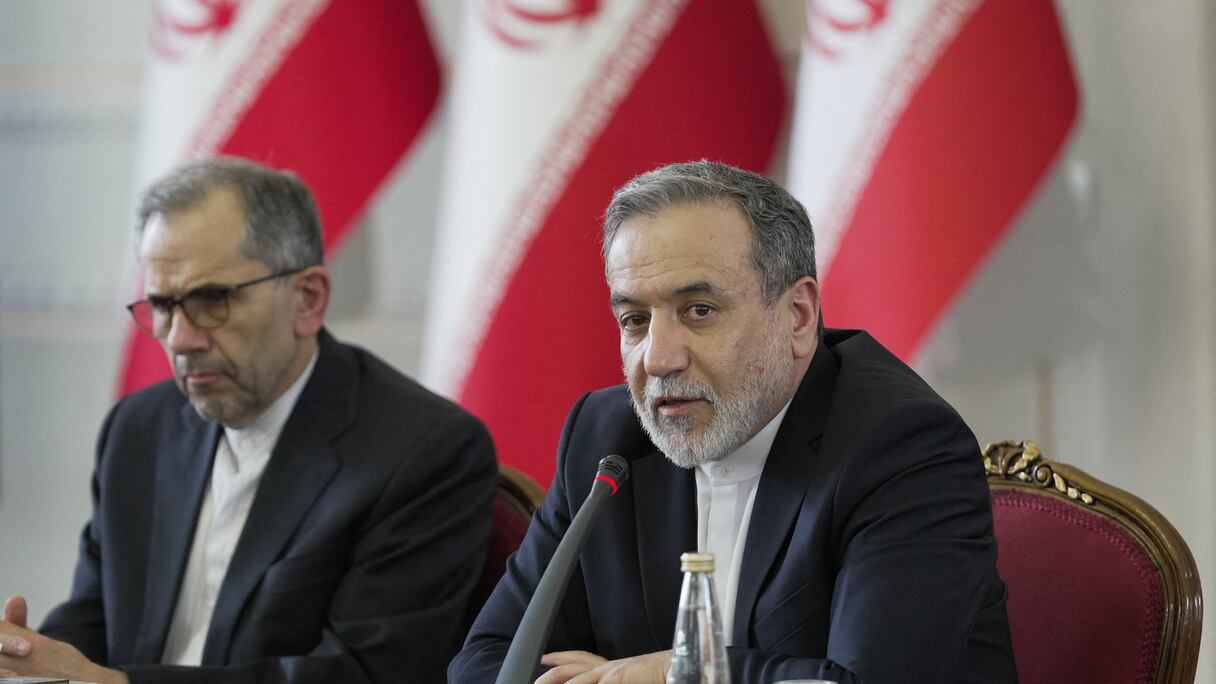 Le ministre des Affaires étrangères Abbas Araghchi (à droite) rencontrant des ambassadeurs et des représentants diplomatiques à Téhéran le 12 juillet 2025