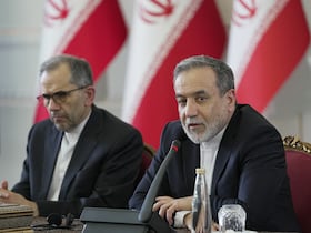 Le ministre des Affaires étrangères Abbas Araghchi (à droite) rencontrant des ambassadeurs et des représentants diplomatiques à Téhéran le 12 juillet 2025