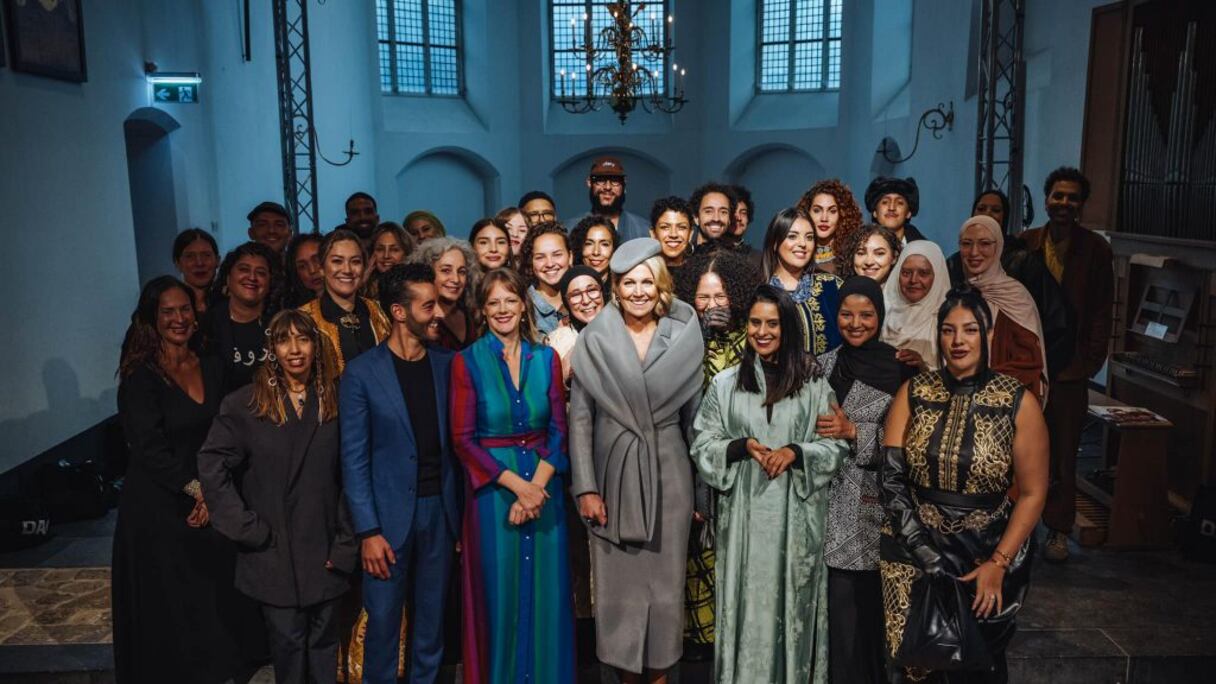 La reine Maxima des Pays-Bas entourée des créateurs marocains qui participent à l'exposition Moda, au Centraal Museum d'Utrecht, le 2 octobre 2024, lors du vernissage.