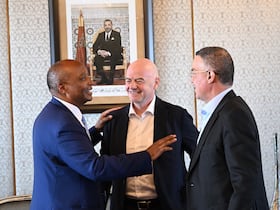 Fouzi Lekjaa, président de la FRMF, Gianni Infantino, président de la FIFA, et Patrice Motsepe, président de la CAF.