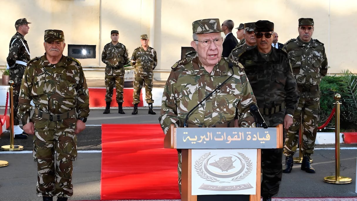 Said Chengriha installant le nouveau chef de l'armée de terre, Mostafa Smaili (à sa droite).