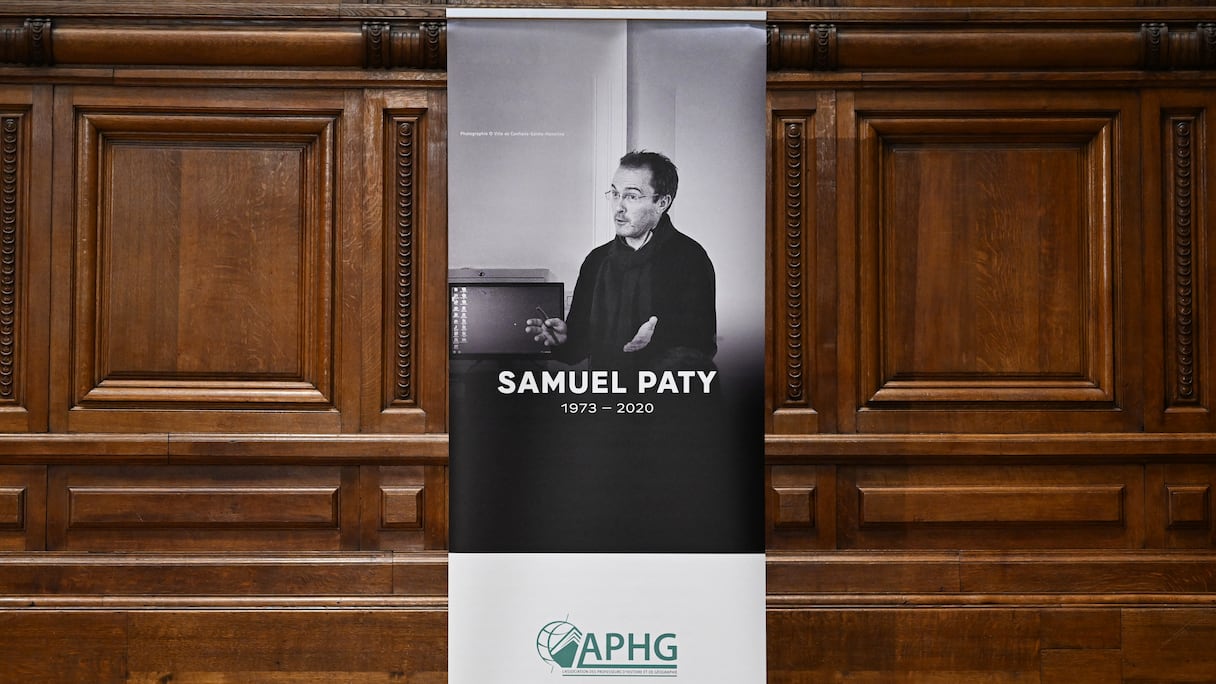 Cette photographie montre une photo de Samuel Paty lors de la cérémonie de remise du prix "Samuel Paty", organisée par l'Association des professeurs d'histoire et de géographie (APHG), à l'université de la Sorbonne à Paris le 19 octobre 2024