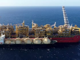 Méthanier transportant du gaz naturel liquéfié (GNL).