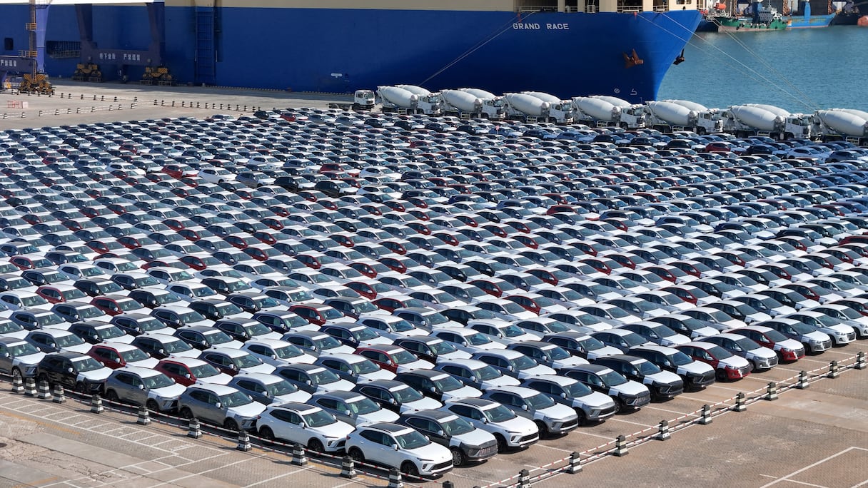 Des voitures destinées à l’exportation sont vues dans un port de Yantai, dans la province orientale du Shandong, le 20 février 2025
