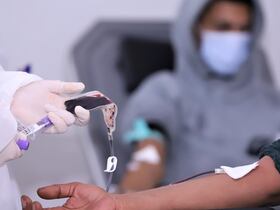 Une personne en train de donner son sang.