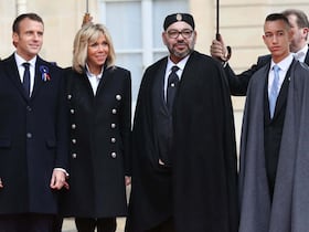 Le président français Emmanuel Macron, son épouse Brigitte Macron, le Roi Mohammed VI et le prince héritier Moulay El Hassan.