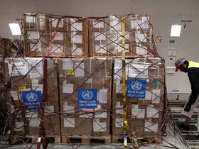 L'aide humanitaire de l'Organisation mondiale de la santé (OMS) des Nations Unies dans un avion des Émirats arabes unis à destination de l'aéroport égyptien d'El-Arish, le 24 janvier 2025 à l'aéroport de Dubaï