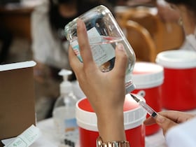 Une professionnelle de santé remplit une seringue avec la formulation liquide du vaccin anti-Covid-19, le 23 septembre 2021 à Fès.