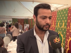 Mehdi Sahel, petit-fils de Aïcha Ech-Chenna, lors de l'opération «810 couscous» organisée par l'association Solidarité féminine, en hommage à Aïcha, 15 jours après son décès, le vendredi 7 octobre 2022.