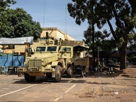 Un véhicule militaire est stationné devant la télévision nationale du Burkina Faso, à Ouagadougou, le 1er octobre 2022.