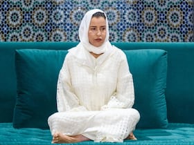 La princesse Lalla Meryem a présidé, vendredi 4 novembre 2022, à la mosquée Assouna à Rabat, une veillée religieuse en commémoration du 24e anniversaire de la disparition du regretté roi Hassan II.