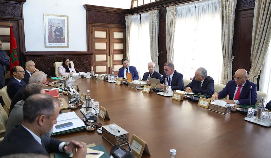 Fouzi Lekjaa, ministre de l’Économie, des Finances et de la Performance publique, présente les grandes lignes du projet de loi de finances 2027 lors de la réunion du Conseil de gouvernement, mardi 20 octobre 2026.