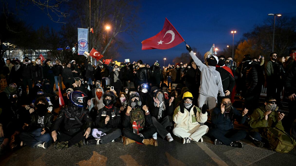 Des manifestants face à la police anti-émeute turque lors d'une manifestation devant l'hôtel de ville d'Istanbul le 22 mars 2025
