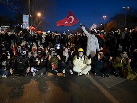 Des manifestants face à la police anti-émeute turque lors d'une manifestation devant l'hôtel de ville d'Istanbul le 22 mars 2025
