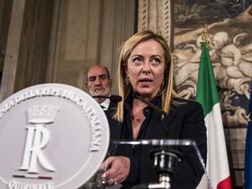 La Première ministre italienne désignée, Giorgia Meloni, s'adresse aux médias après une rencontre avec le président italien, Sergio Mattarella, au palais du Quirinal à Rome le 21 octobre 2022.