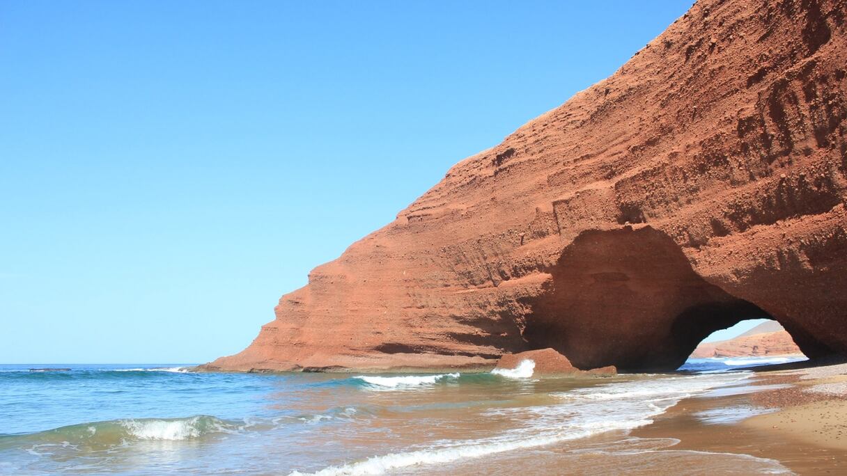 Entre Tiznit et Sidi Ifni, à 150 km au sud d'Agadir, la plage de Legzira se caractérise par ses arches rocheuses en grès rouge, de taille spectaculaire.