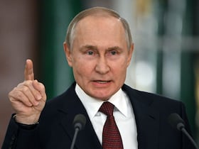 Le président russe Vladimir Poutine lors d'une conférence de presse à l'issue d'une réunion du Conseil d'État sur la mise en œuvre de la politique de la jeunesse, au Kremlin à Moscou le 22 décembre 2022.