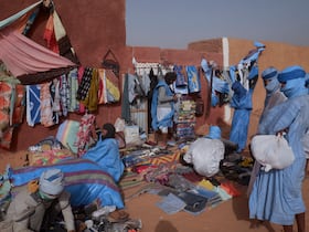 Des vendeurs de tissus traditionnels au festival des villes anciennes, en 2023, et qui vise à célébrer le patrimoine historique et culturel de Ouadane, Chinguetti, Tichitt et Oualata, classées sites du patrimoine mondial par l’Unesco.