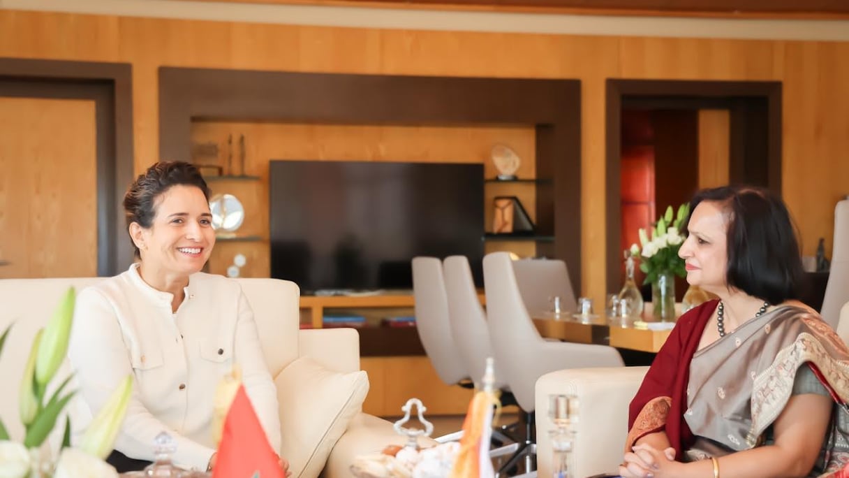 Lors de la visite au Maroc de Neena Malhotra, la secrétaire (Sud) du ministère indien des Affaires étrangères, ici avec la ministre de la Transition énergétique et du Développement durable, Leila Benali.