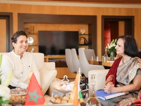Lors de la visite au Maroc de Neena Malhotra, la secrétaire (Sud) du ministère indien des Affaires étrangères, ici avec la ministre de la Transition énergétique et du Développement durable, Leila Benali.