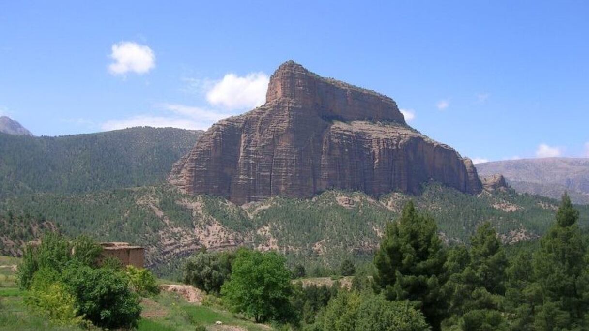 Cathédrale d’Imsfrane, dans le Haut Atlas, près du lac de Bin El Ouidane. Cette roche, à 1872 mètres d'altitude, entourée de pins d'Alep, se situe à 15 km du village de Tillouguite, juché à 3400 m d'altitude.