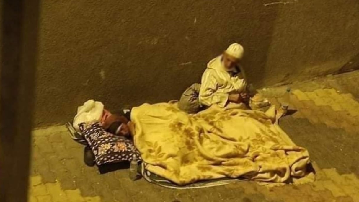 Un couple de personnes âgées, dormant dans la rue à Casablanca, émeut la toile