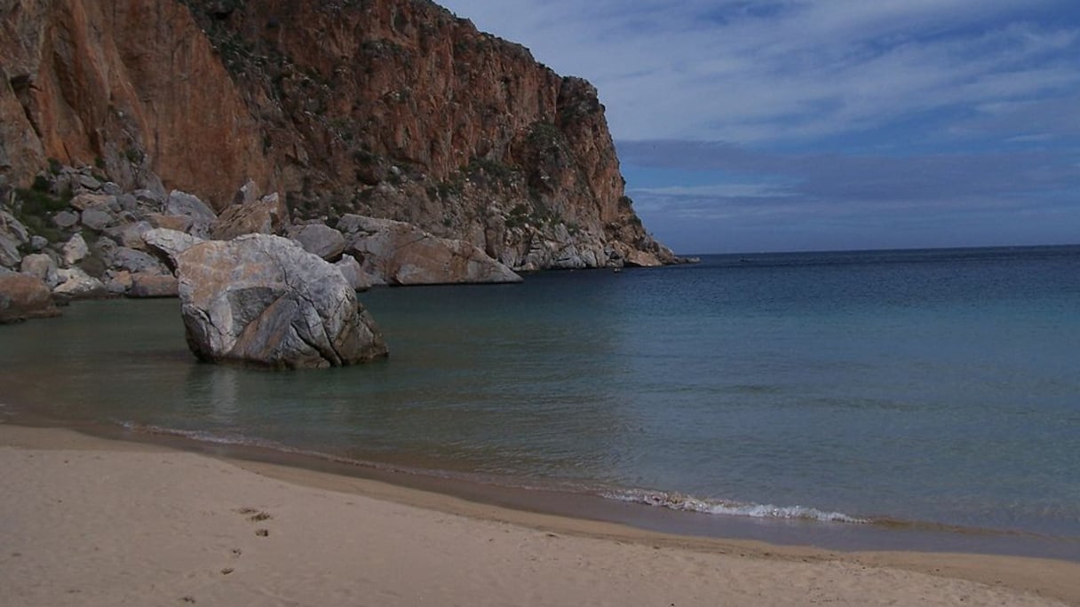 Crique de Matadero, nord du Maroc. A l'est du parc national d'Al Hoceïma, son sable fin fait face à la limpidité de ce rivage de la mer Méditerranée, caractérisé par sa biodiversité: mollusques, crustacés, poissons, oiseaux et trois espèces de dauphins.