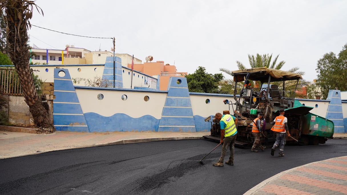 أشغال إعادة تهيئة شوارع وأزقة الحي الحسني تتواصل بوتيرة متسارعة