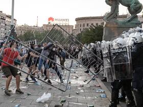 Des milliers de manifestants antigouvernementaux bloquent plusieurs avenues de Belgrade, au lendemain d'un rassemblement géant pour réclamer des élections anticipées.