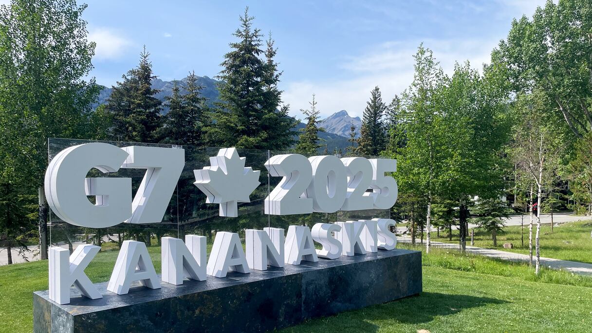 Le logo du G7 2025 au centre de presse de Banff avant le sommet du Groupe des Sept (G7) à Kananaskis, Alberta, Canada, le 16 juin 2025