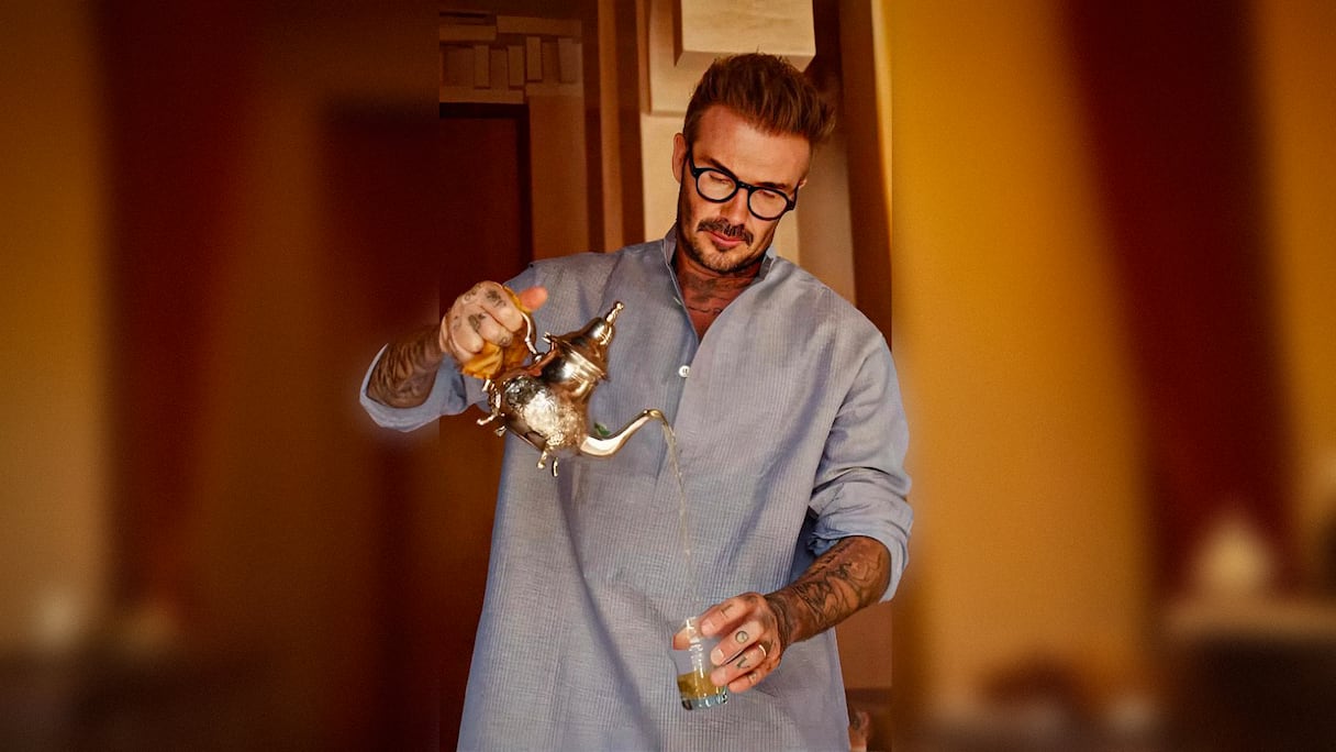 David Beckham, dans le spot promotionnel tourné à Marrakech pour le lancement de la collection automne-hiver 2025 de sa ligne de lunettes de soleil, DB Eye Wear.