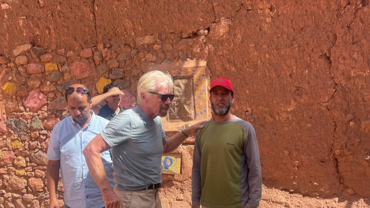 Richard Branson, dans un village du Haouz, dans le centre du Maroc, au lendemain du séisme du 8 septembre.