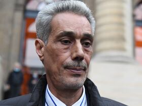Le jardinier d'origine marocaine Omar Raddad, qui a été condamné pour le meurtre en 1991 de sa riche patronne, quitte le tribunal après une audience concernant une nouvelle demande de nouveau procès, à Paris, le 25 novembre 2021.