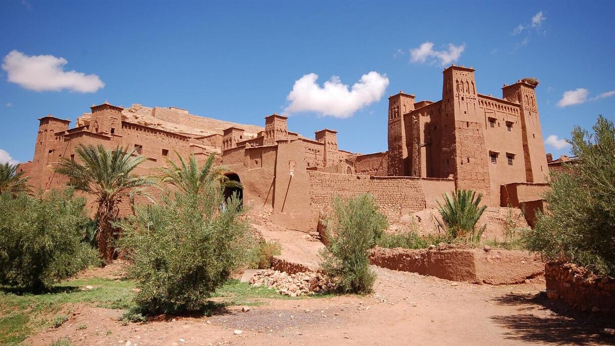 Kasbah de Ouarzazate (Draâ-Tafilalet). La première mention du nom de "Ouarzazat" se trouve dans La description de l'Afrique septentrionale d'Al-Bakri au XIe siècle, dans laquelle cet explorateur a décrit son itinéraire de Sijilmassa vers Aghmat.