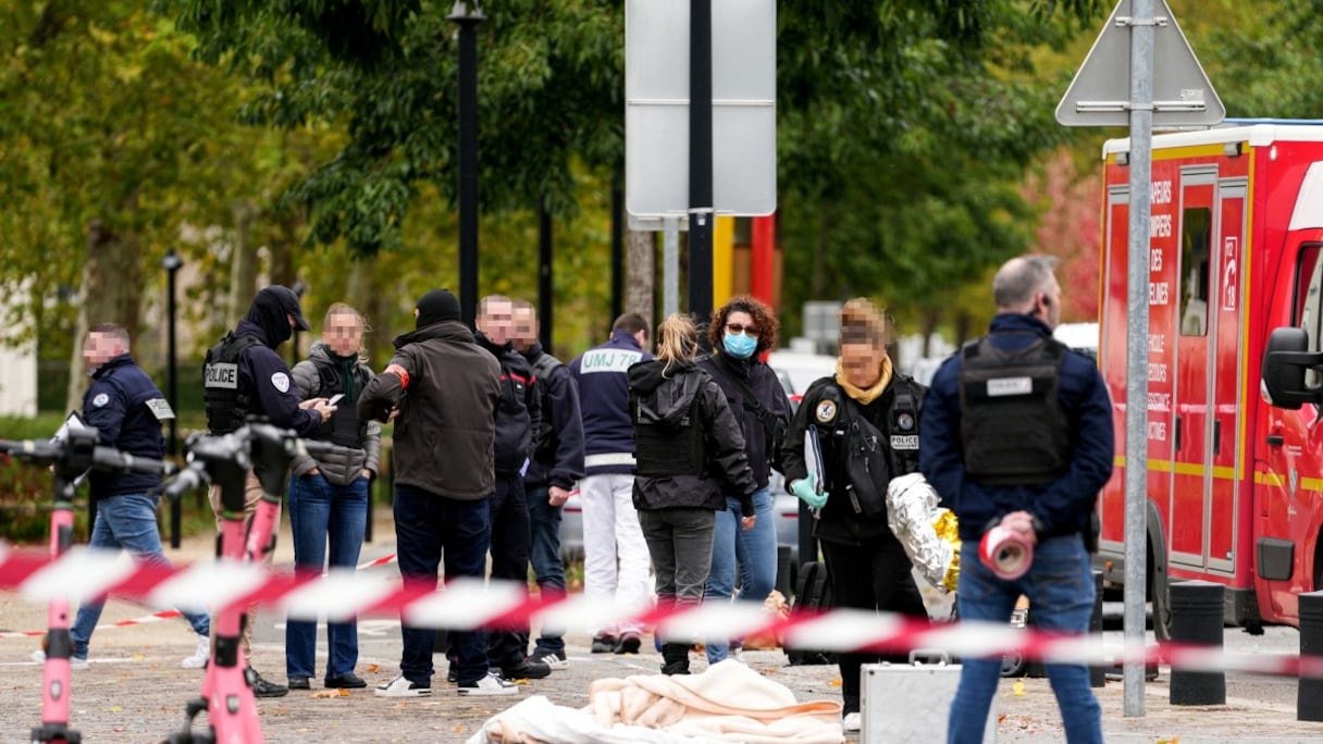 Les forces de l'ordre sur les lieux où un homme a ouvert le feu depuis sa voiture, faisant un mort et quatre blessés selon des sources policières, à Trappes, en banlieue parisienne, le 23 octobre 2026.