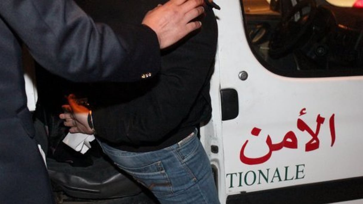 Interpellation d'un individu par la police.
