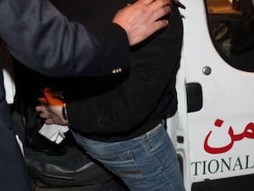 Interpellation d'un individu par la police.