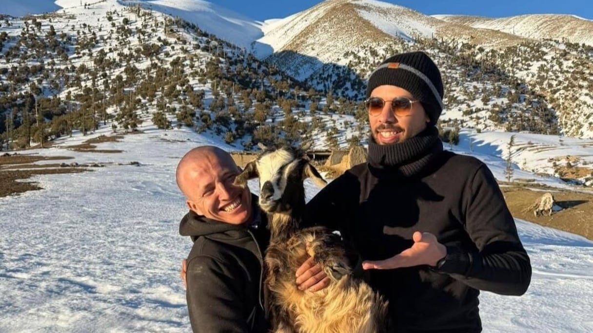 De gauche à droite, Rachid Ouabbass, sa chèvre Kharboucha et Khalid Alolayan.