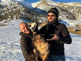 De gauche à droite, Rachid Ouabbass, sa chèvre Kharboucha et Khalid Alolayan.