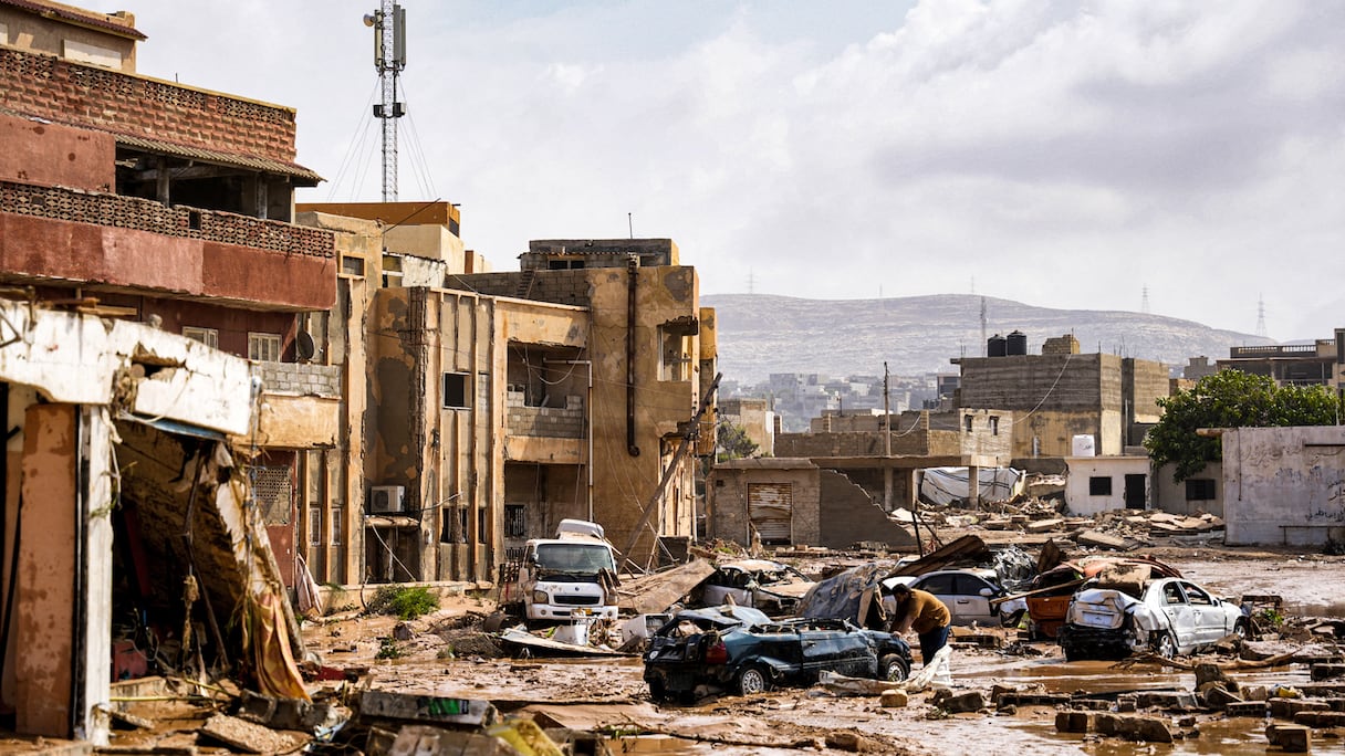 Dans une rue de Derna, en Libye, après le passage de la tempête Daniel, le 11 septembre 2023.