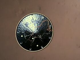Cette capture d'image vidéo de la NASA, publiée le 22 février 2021, montre le rover Perseverance atterrissant dans le cratère Jezero de la planète Mars, le 18 février 2021.