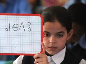 Dans une salle d'enseignement de la langue amazighe, à Rabat.