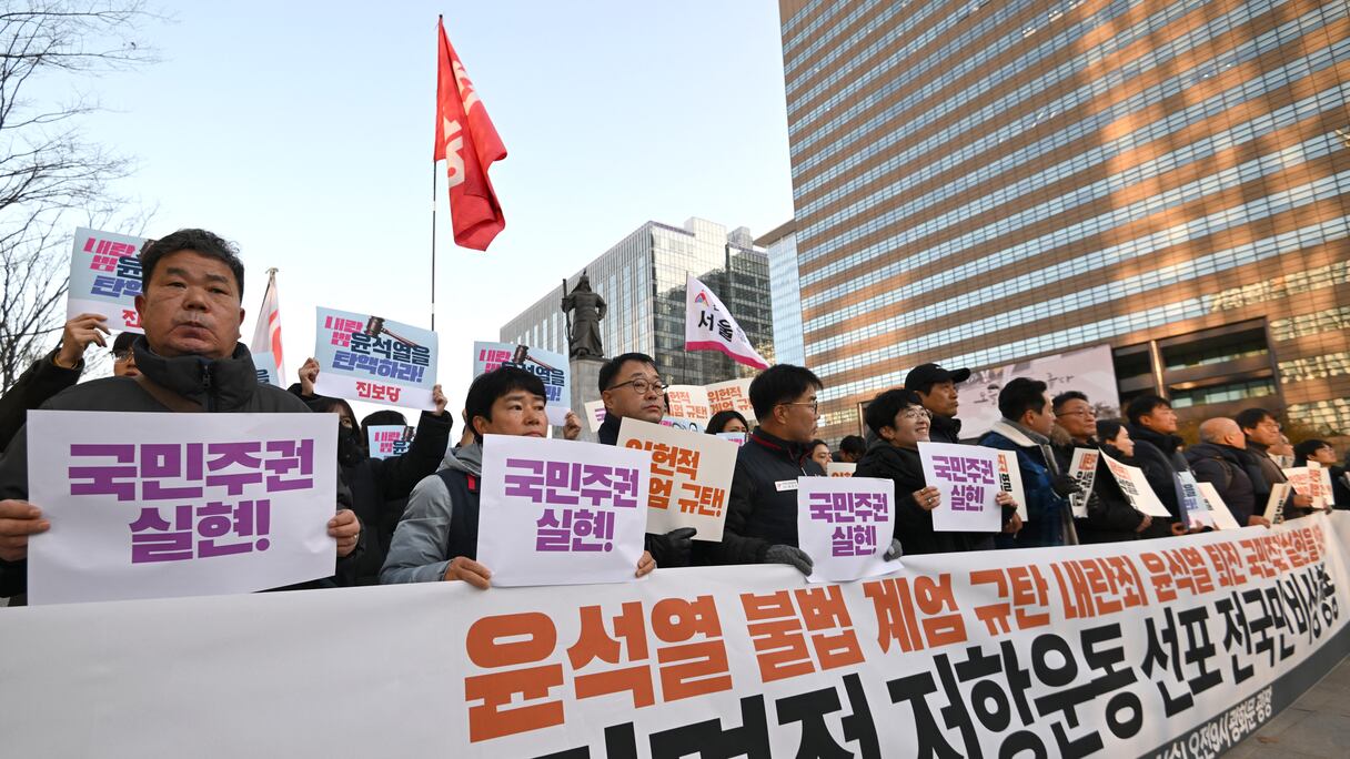 Des manifestants sud-coréens rassemblés contre le président Yoon Suk Yeol sur la place Gwanghwamun à Séoul le 4 décembre 2024, après la levée de la loi martiale
